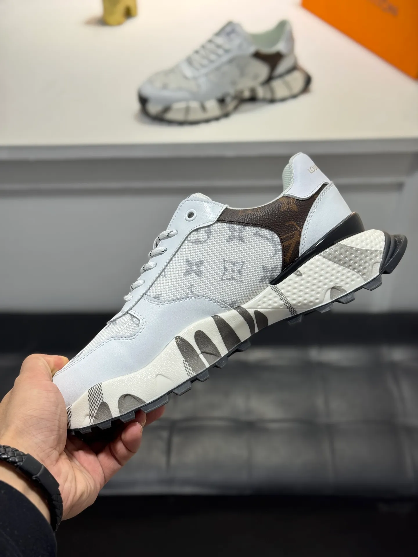 Men's shoes 💰440 [New style] 🐬🐬Top original order - Louis Vuitton®️ Trendy and fashionable yet low-key men's casual shoes, LV cowhide upper, comfortable and breathable, mesh lining, original rubber outsole, two colors available ~ a must-have for sportsmen. Size: 38-44 (45 customized